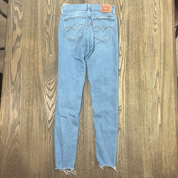 Levi's 710 Super Skinny Jeans Mid Rise Distressed Fray Hem Light Wash Size 27 - Picture 10 of 12